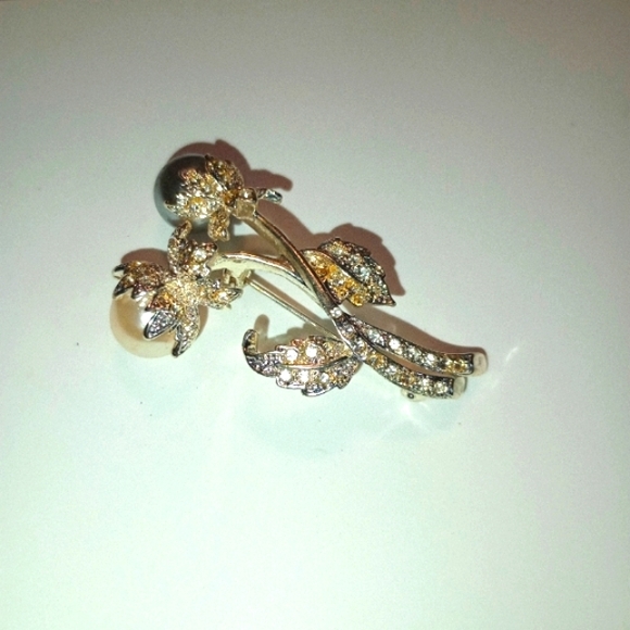 Silver tone brooch - Picture 3 of 8